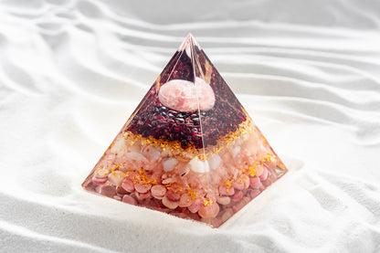 Orgonit Pyramide "Liebeszauber" – Rosen-Chalcedon, Almandin-Granat