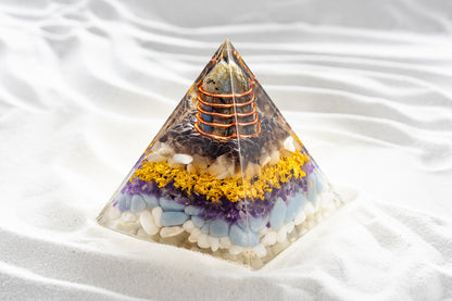 Orgonit Pyramide "Traumwelten" – Mondstein, Rauchquarz, Amethyst